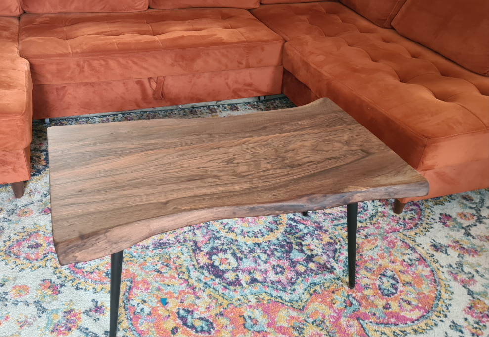 Table basse en noyer à bord vivant – Design artisanal français, personnalisable - Bois et Bonheur