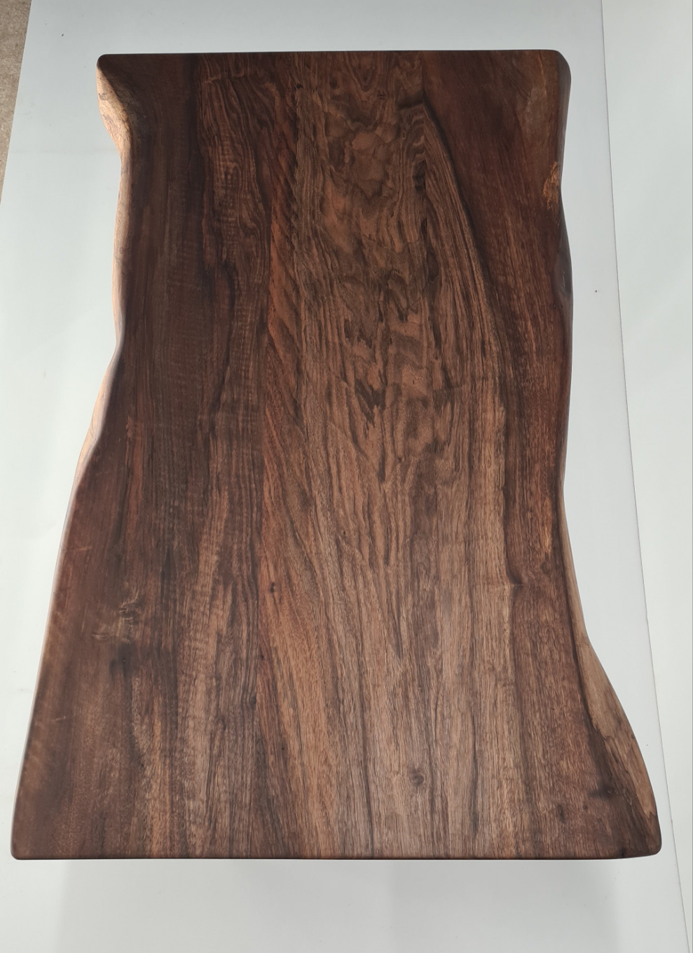 Table basse en noyer à bord vivant – Design artisanal français, personnalisable - Bois et Bonheur
