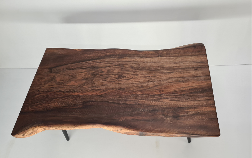Table basse en noyer à bord vivant – Design artisanal français, personnalisable - Bois et Bonheur