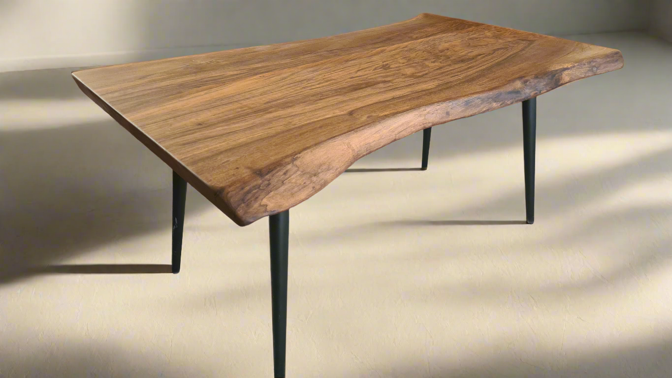 Table en noyer massif avec bord naturel et finition artisanale