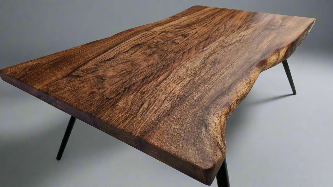Table basse en noyer avec bordure vivante