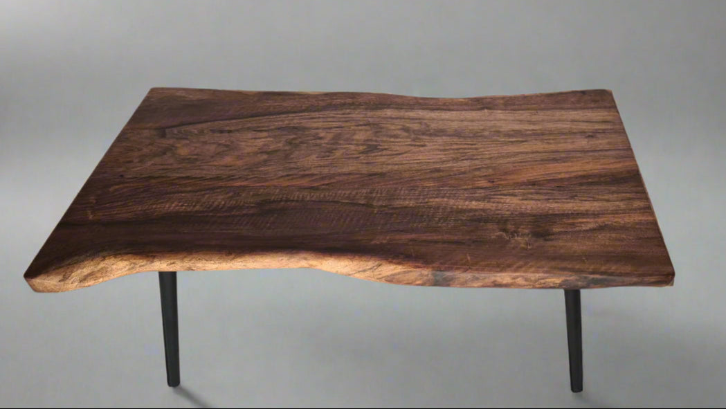Table basse en noyer avec bordure vivante
