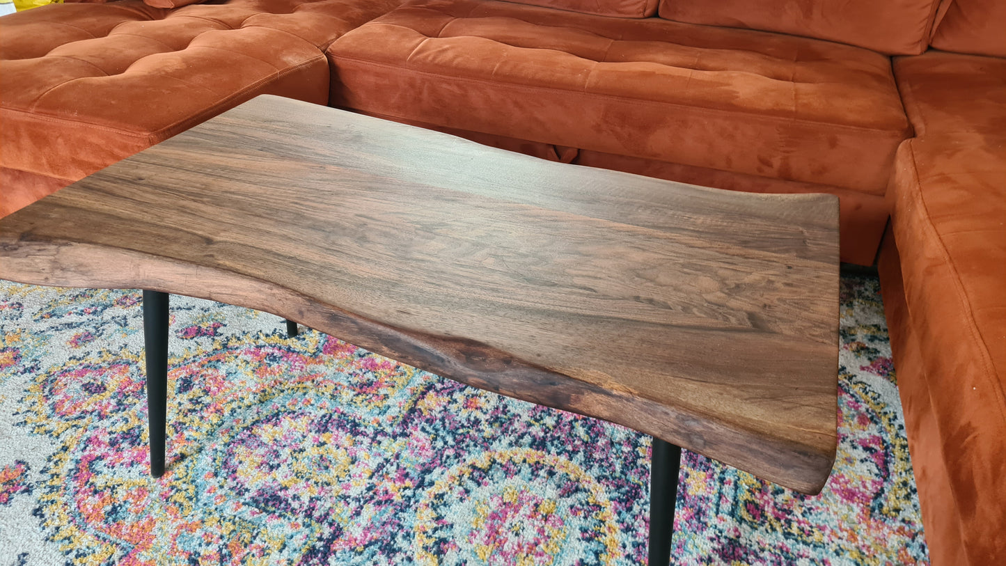 Table basse en noyer à bord vivant – Design artisanal français, personnalisable - Bois et Bonheur