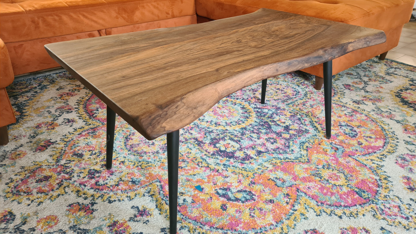 Table basse en noyer à bord vivant – Design artisanal français, personnalisable - Bois et Bonheur