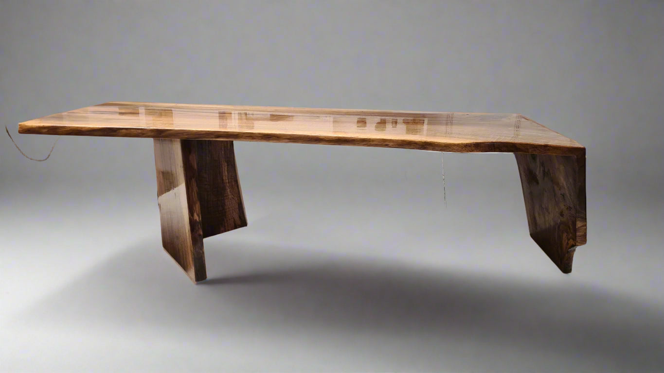 Profil de la table « La Cascade » mettant en valeur le grain du bois
