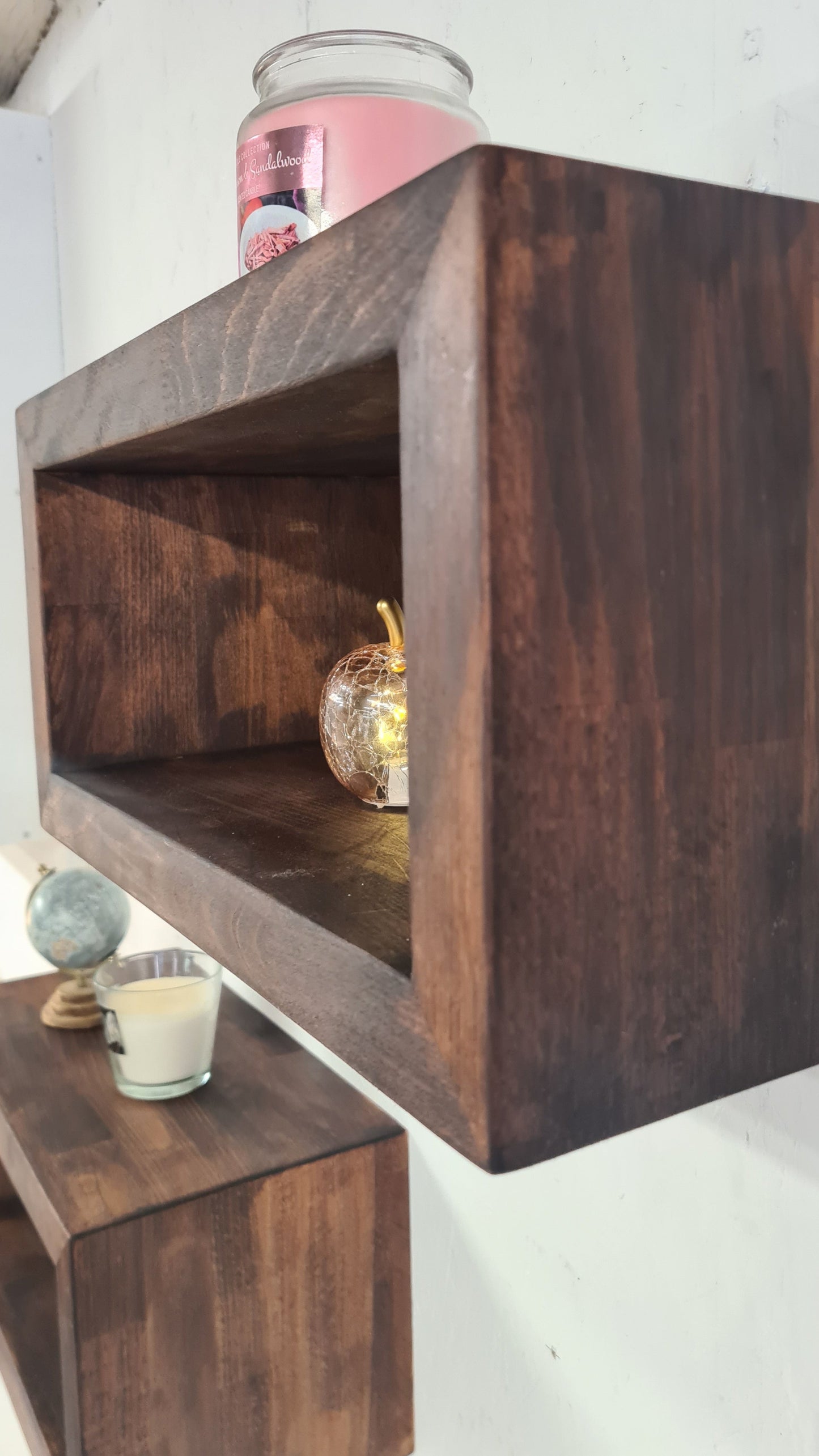 Console murale flottante en bois massif avec assemblages en onglet. Disponible en plusieurs tailles. Idéale comme meuble TV, bibliothèque, chevet ou console d’entrée. Fabrication artisanale, livraison gratuite en France.