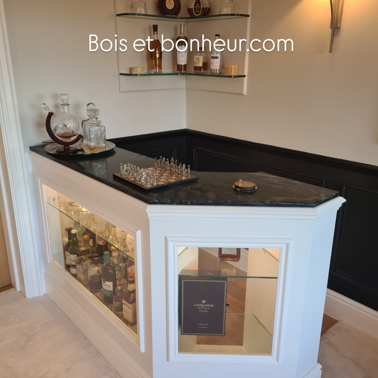 Détail du meuble bar artisanal avec éclairage LED et étagères rétroéclairées
