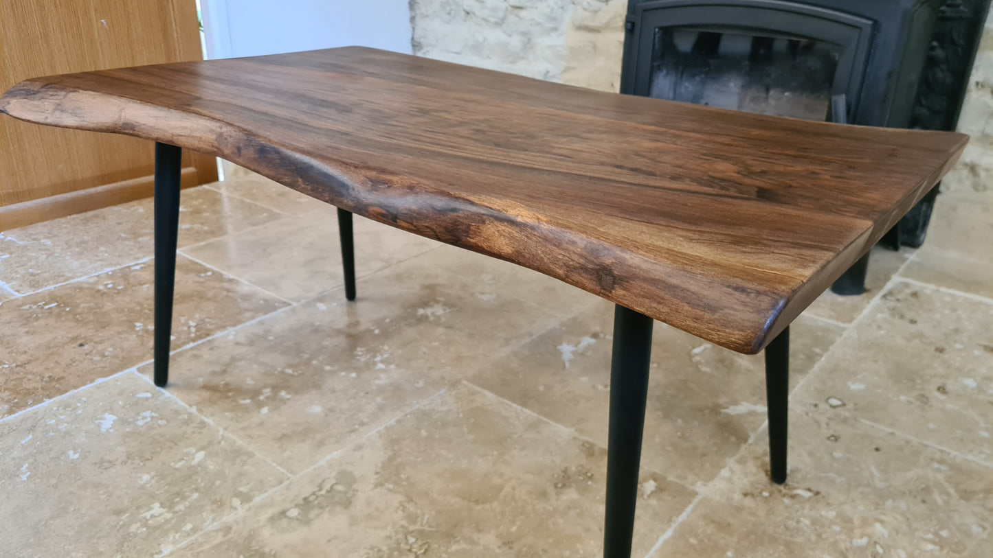 Table à manger en noyer à bord vivant – Design artisanal français, personnalisable - Bois et Bonheur