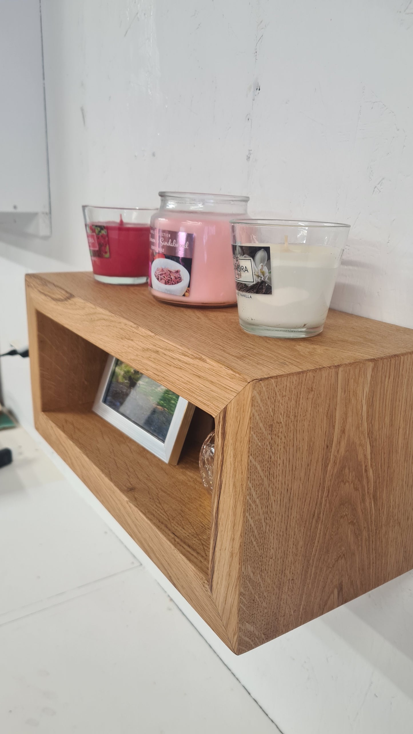 Console murale flottante en chêne français – Assemblage en onglet et fixations invisibles