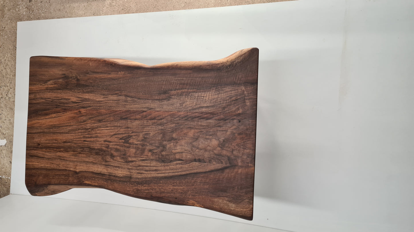 Table basse en noyer à bord vivant – Design artisanal français, personnalisable - Bois et Bonheur