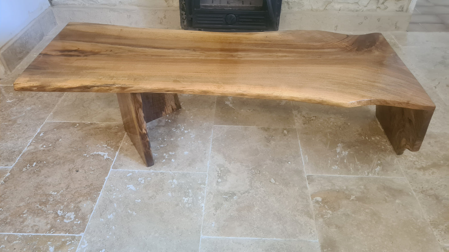 Table à manger « La Cascade » en noyer à bord naturel – Fabrication artisanale française, dimensions personnalisables - Bois et Bonheur