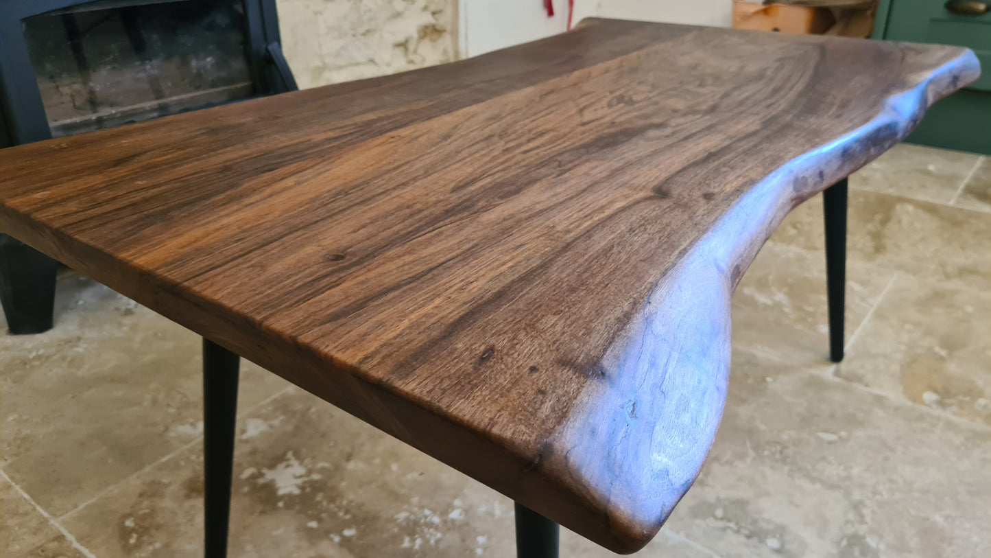 Table à manger en noyer à bord vivant – Design artisanal français, personnalisable - Bois et Bonheur
