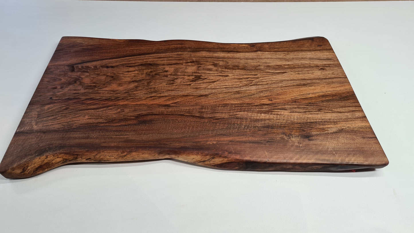 Table basse en noyer à bord vivant – Design artisanal français, personnalisable - Bois et Bonheur
