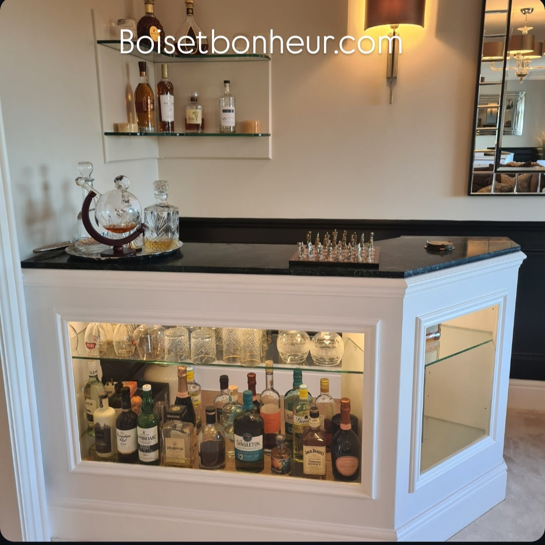 Mueble bar sur mesure installé dans un salon moderne avec décoration en bois