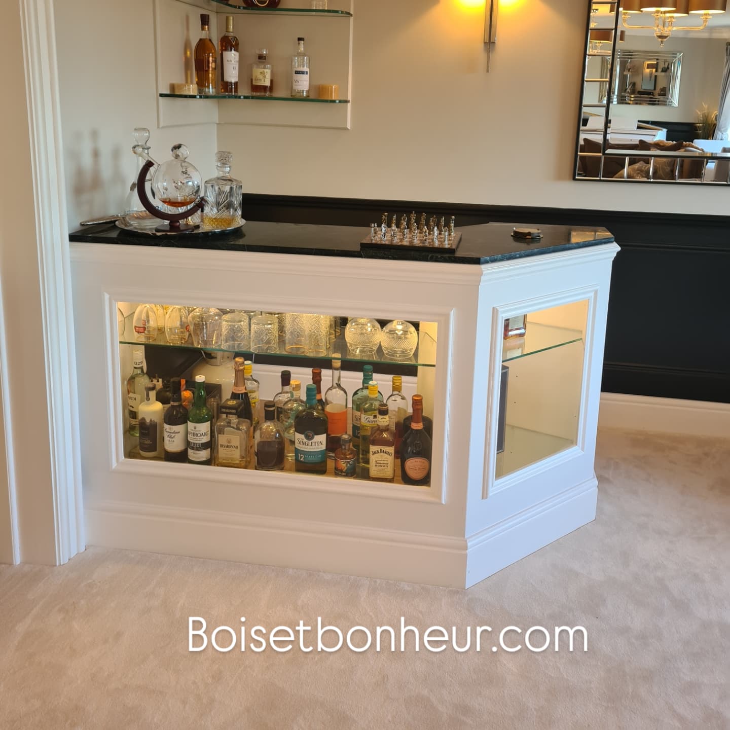 Étagères vitrées du meuble bar personnalisable fabriqué à la main en Dordogne