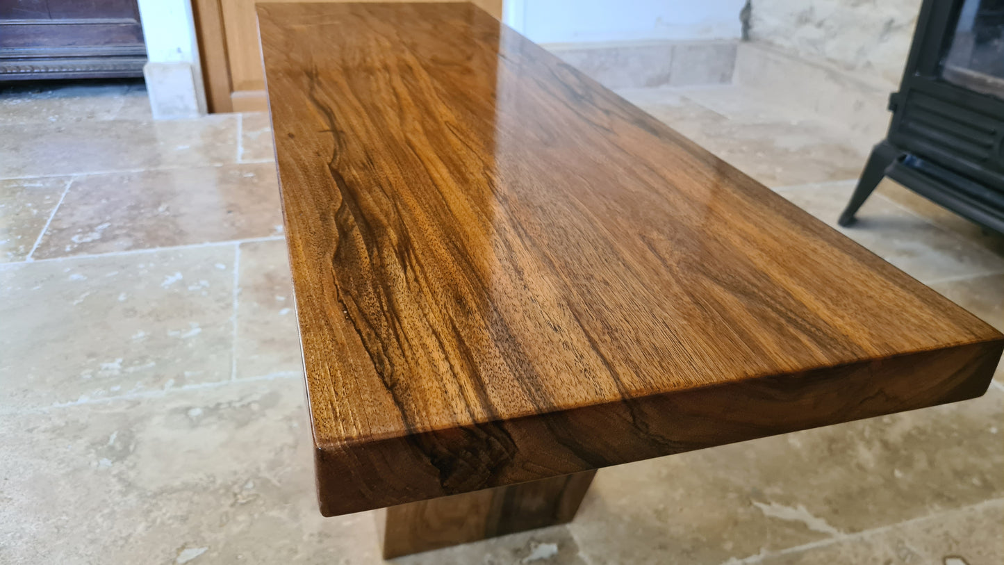 Table basse en noyer avec finition satinée et veinage du bois visible