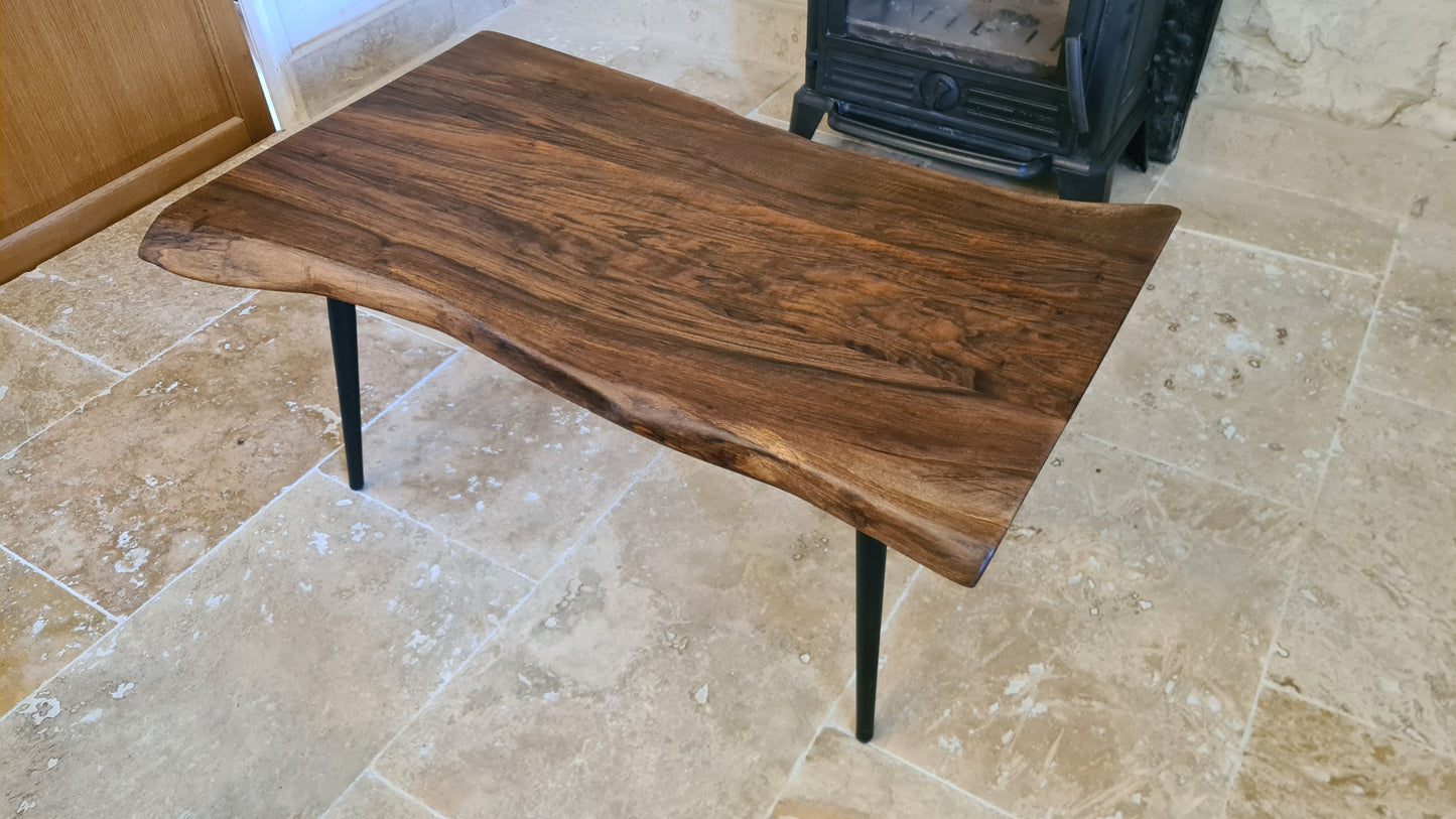 Table à manger en noyer à bord vivant – Design artisanal français, personnalisable - Bois et Bonheur
