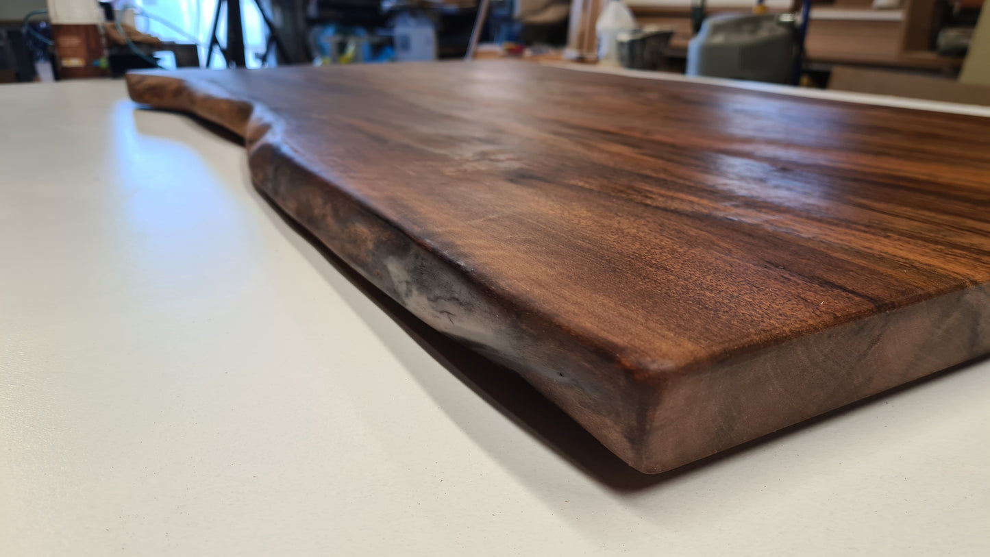 Table basse en noyer à bord vivant – Design artisanal français, personnalisable - Bois et Bonheur