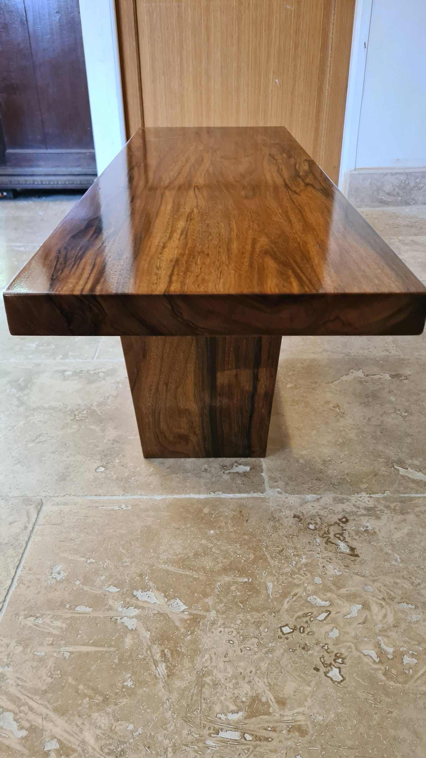 L’élégance rustique – Table basse en noyer massif, bord naturel, fabrication artisanale - Bois et Bonheur