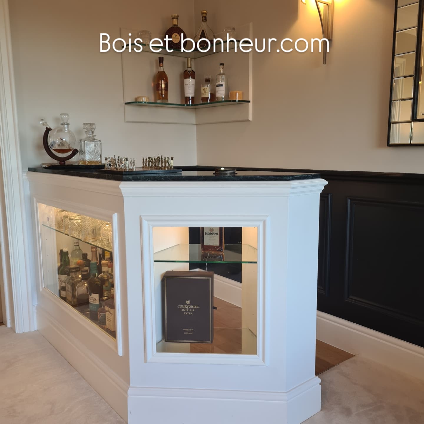 Vue latérale du meubles bar en noyer avec rangement pour bouteilles et verres