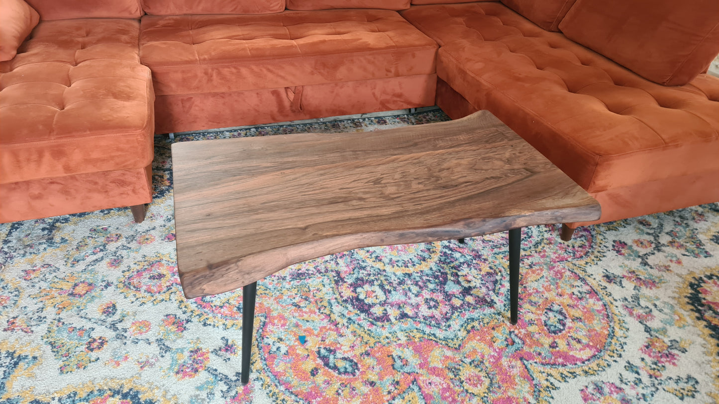 Table basse en noyer à bord vivant – Design artisanal français, personnalisable - Bois et Bonheur
