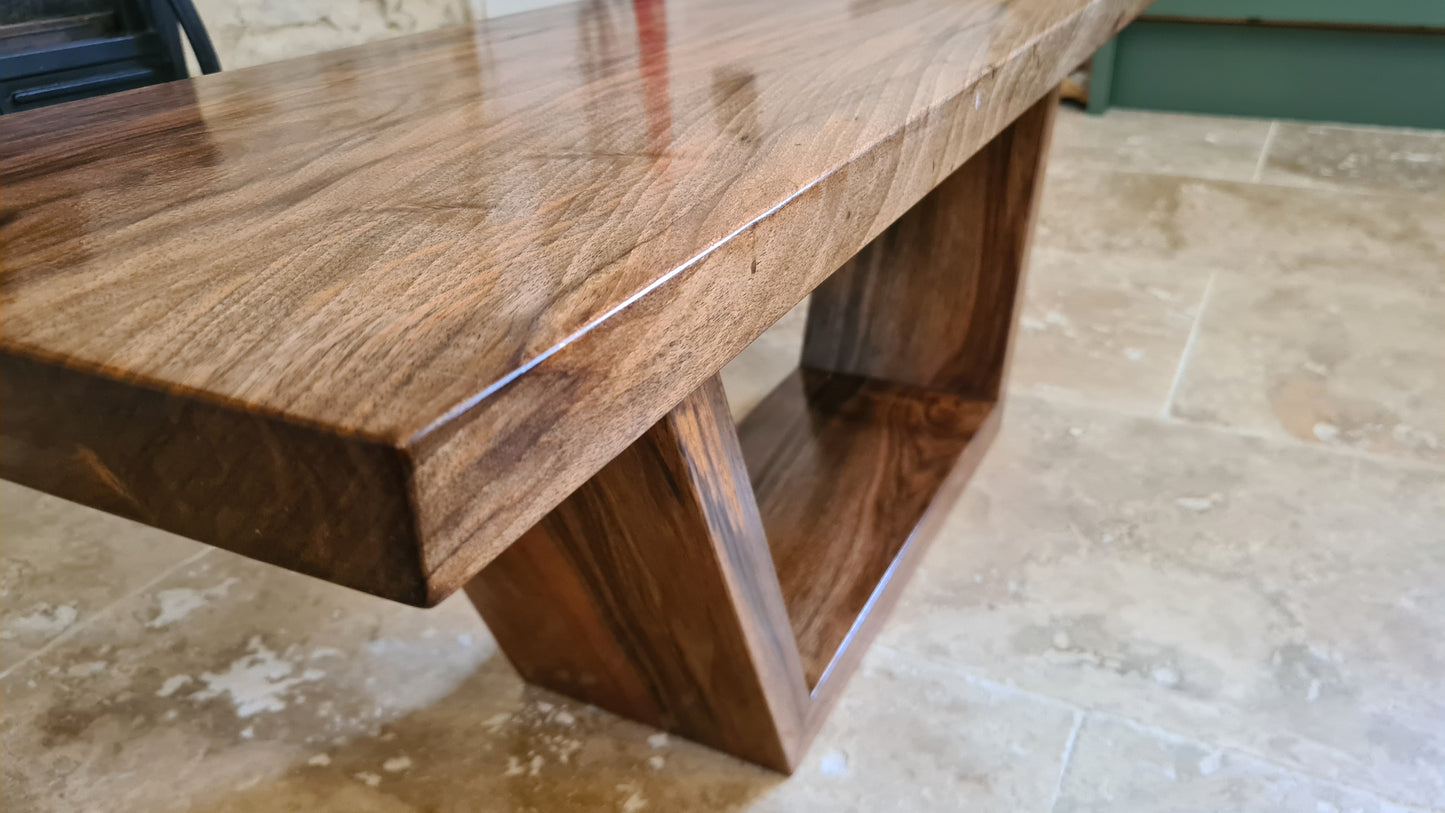 Table basse en noyer avec finition satinée et veinage du bois visible
