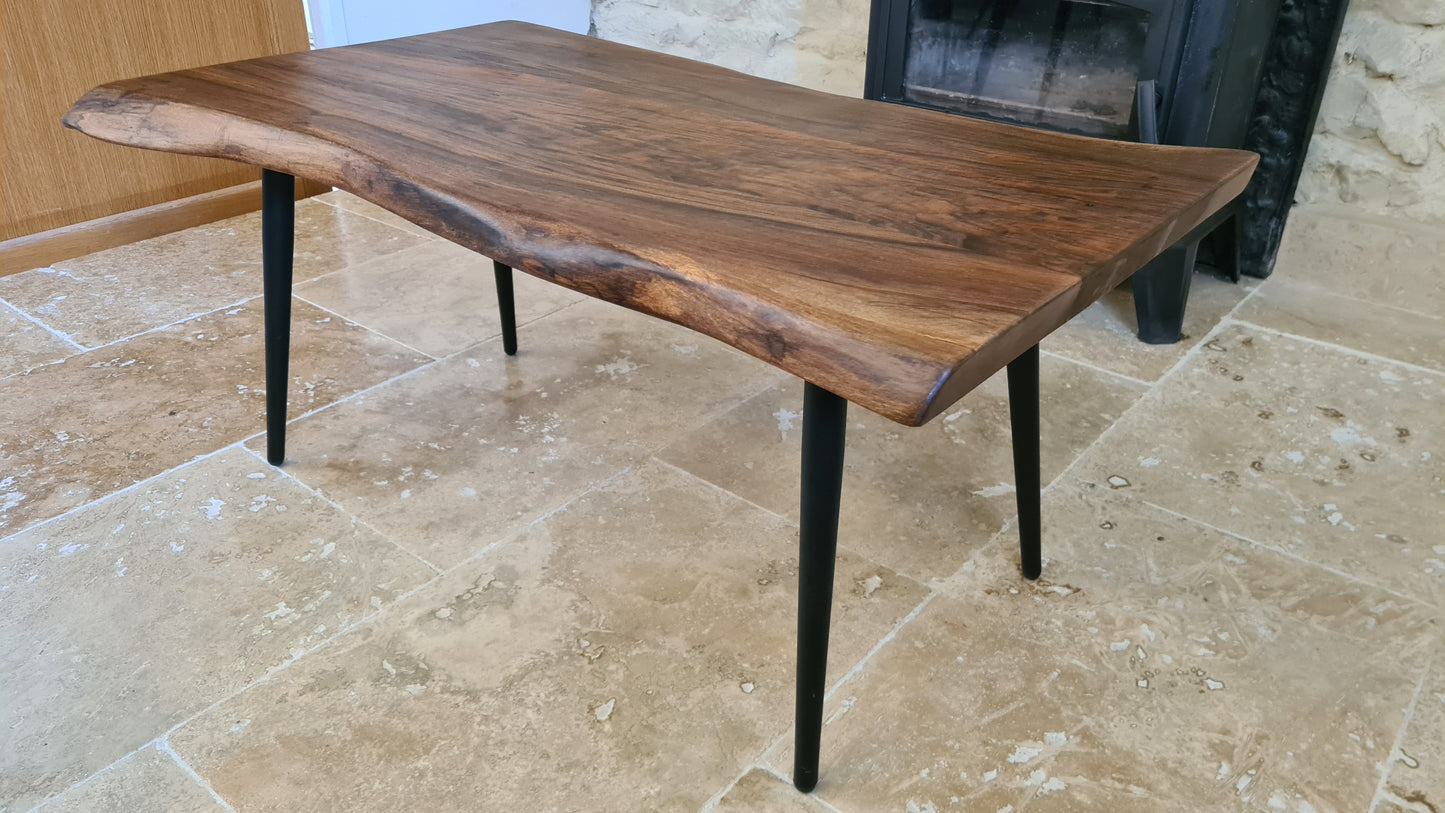 Table basse en noyer artisanale avec bord naturel et finition huilée