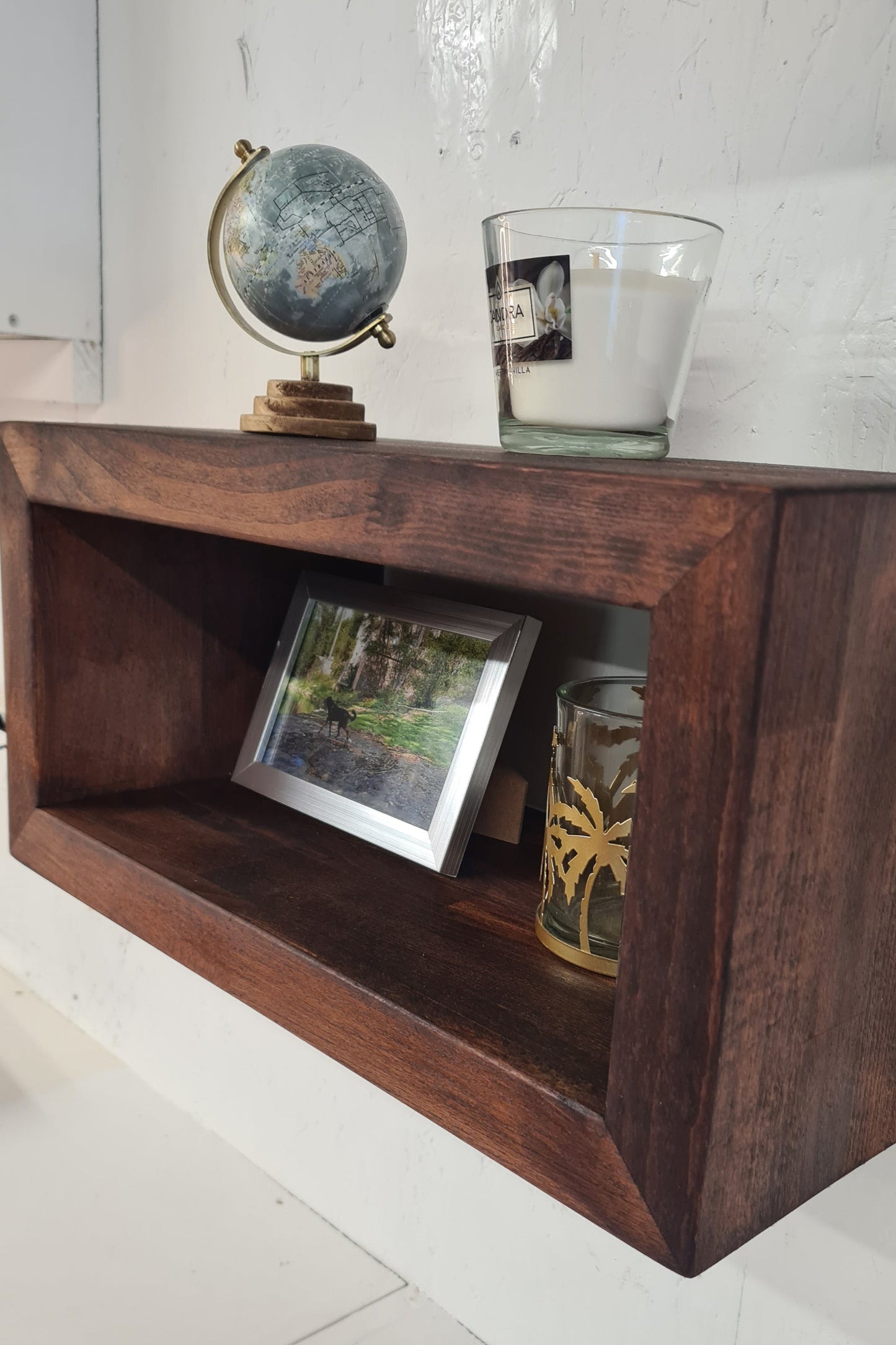 Console murale flottante en bois massif avec assemblages en onglet. Disponible en plusieurs tailles. Idéale comme meuble TV, bibliothèque, chevet ou console d’entrée. Fabrication artisanale, livraison gratuite en France.