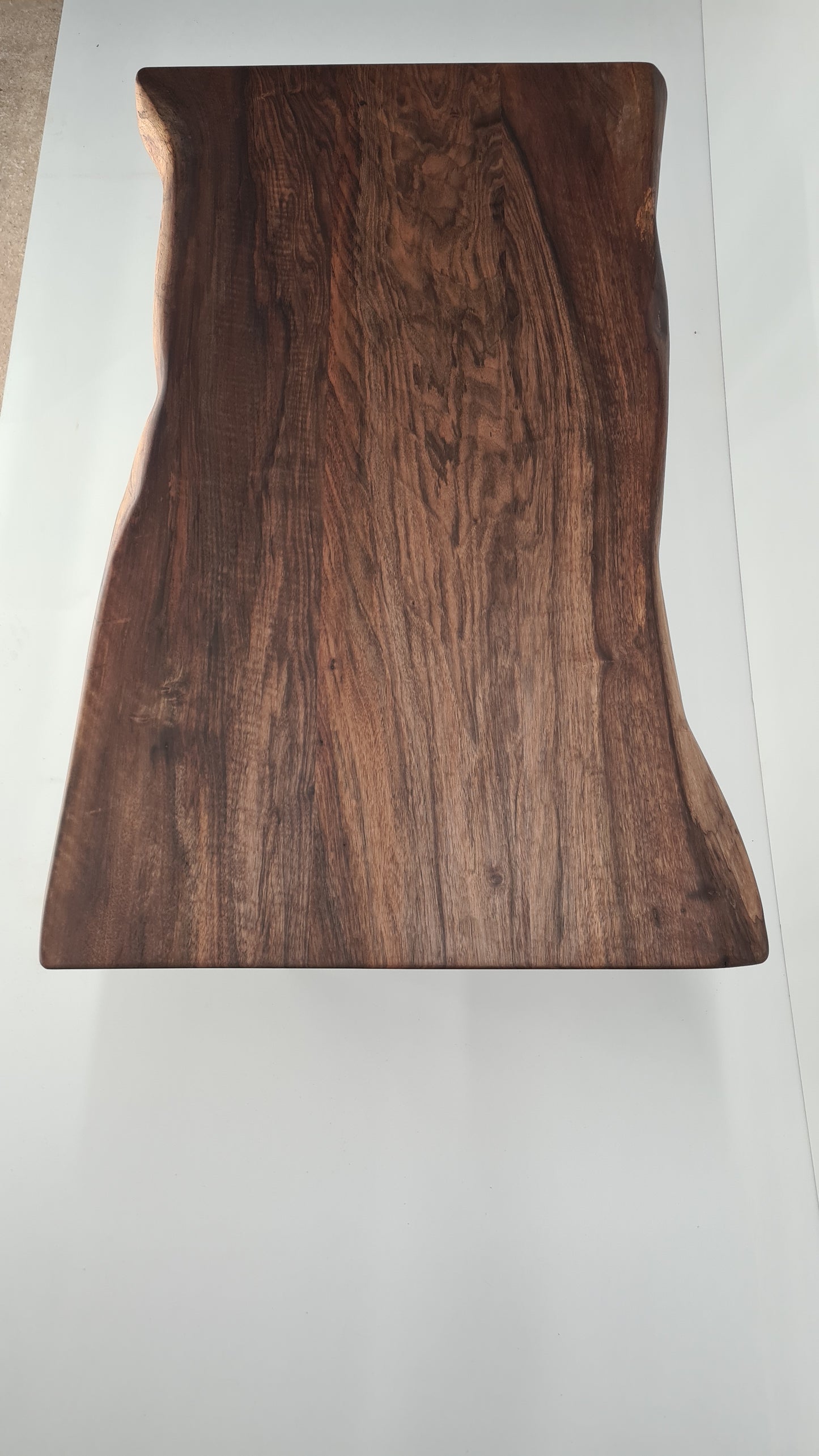 Table basse en noyer à bord vivant – Design artisanal français, personnalisable - Bois et Bonheur