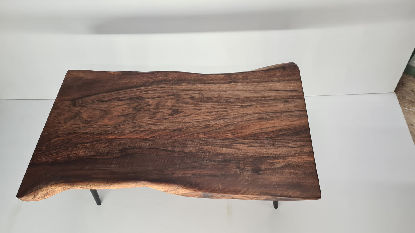 Table basse en noyer à bord vivant – Design artisanal français, personnalisable - Bois et Bonheur