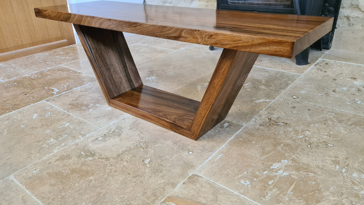 L’élégance rustique – Table basse en noyer massif, bord naturel, fabrication artisanale - Bois et Bonheur
