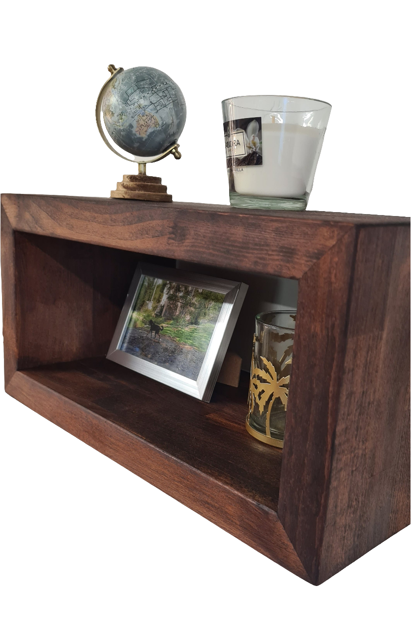 Console murale flottante en bois massif avec assemblages en onglet. Disponible en plusieurs tailles. Idéale comme meuble TV, bibliothèque, chevet ou console d’entrée. Fabrication artisanale, livraison gratuite en France.