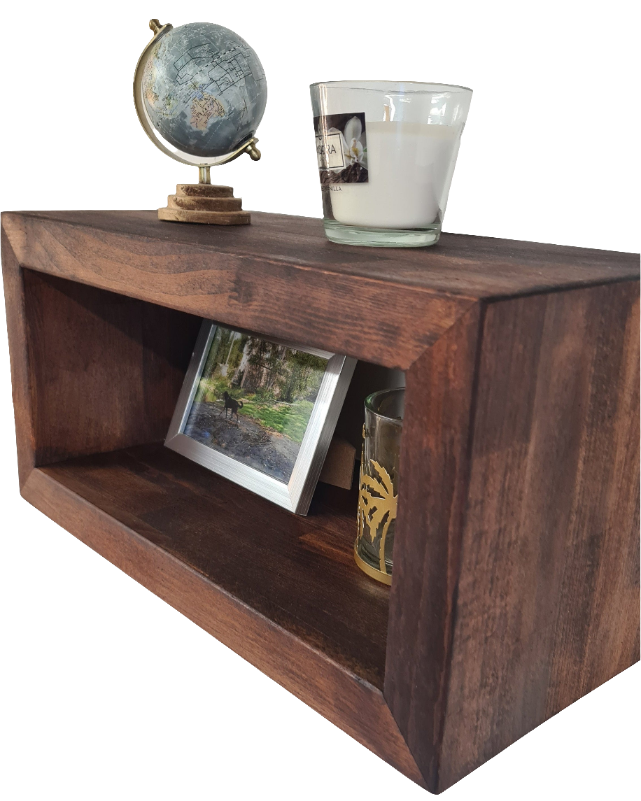 Console murale flottante en bois massif avec assemblages en onglet. Disponible en plusieurs tailles. Idéale comme meuble TV, bibliothèque, chevet ou console d’entrée. Fabrication artisanale, livraison gratuite en France.