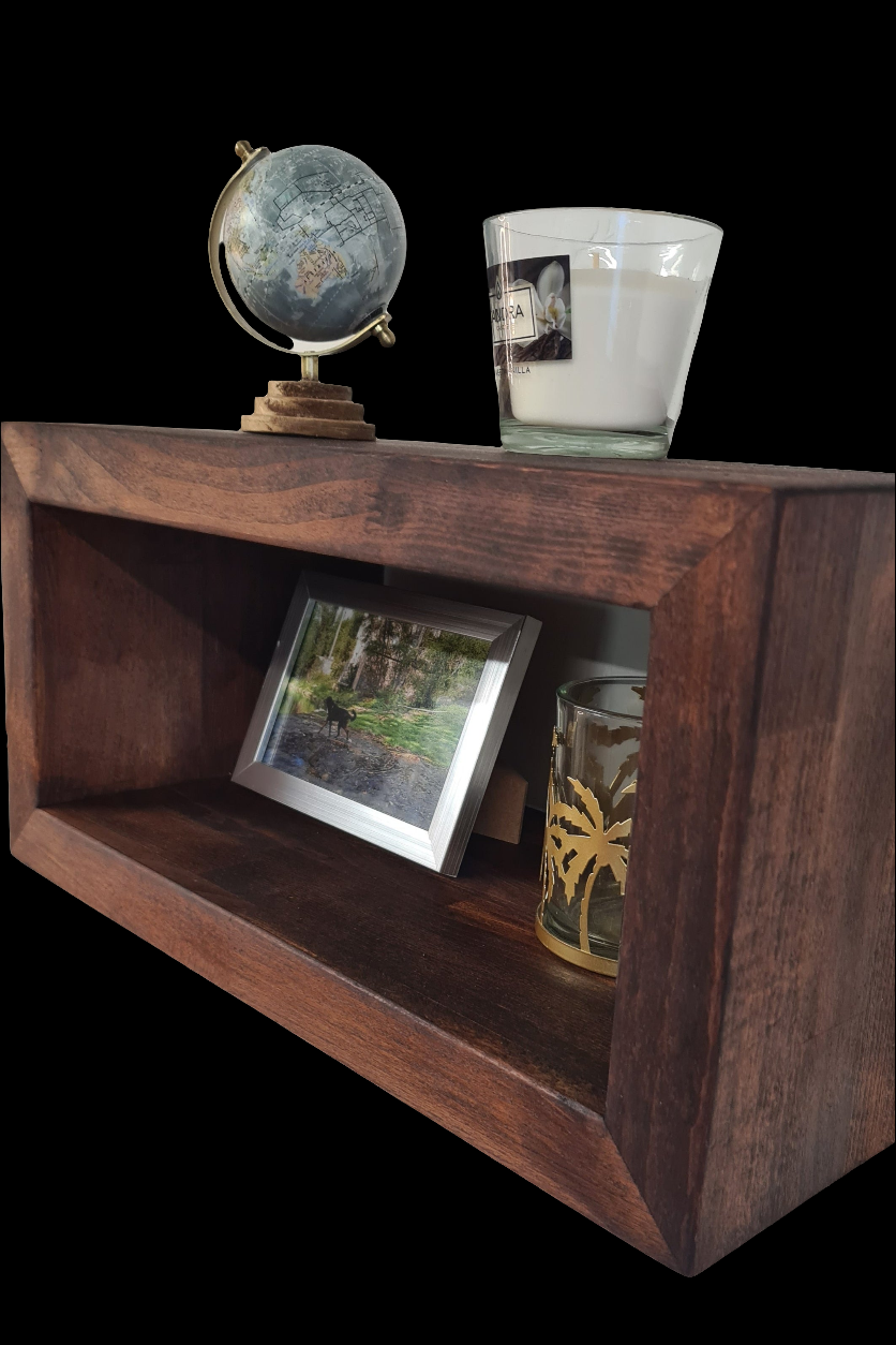 Console murale flottante en bois massif avec assemblages en onglet. Disponible en plusieurs tailles. Idéale comme meuble TV, bibliothèque, chevet ou console d’entrée. Fabrication artisanale, livraison gratuite en France.