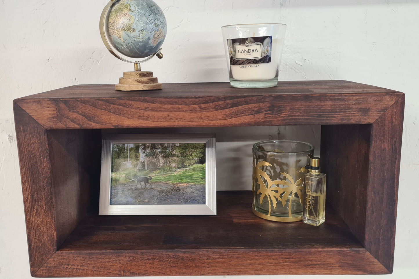 Console murale flottante en bois massif avec assemblages en onglet. Disponible en plusieurs tailles. Idéale comme meuble TV, bibliothèque, chevet ou console d’entrée. Fabrication artisanale, livraison gratuite en France.