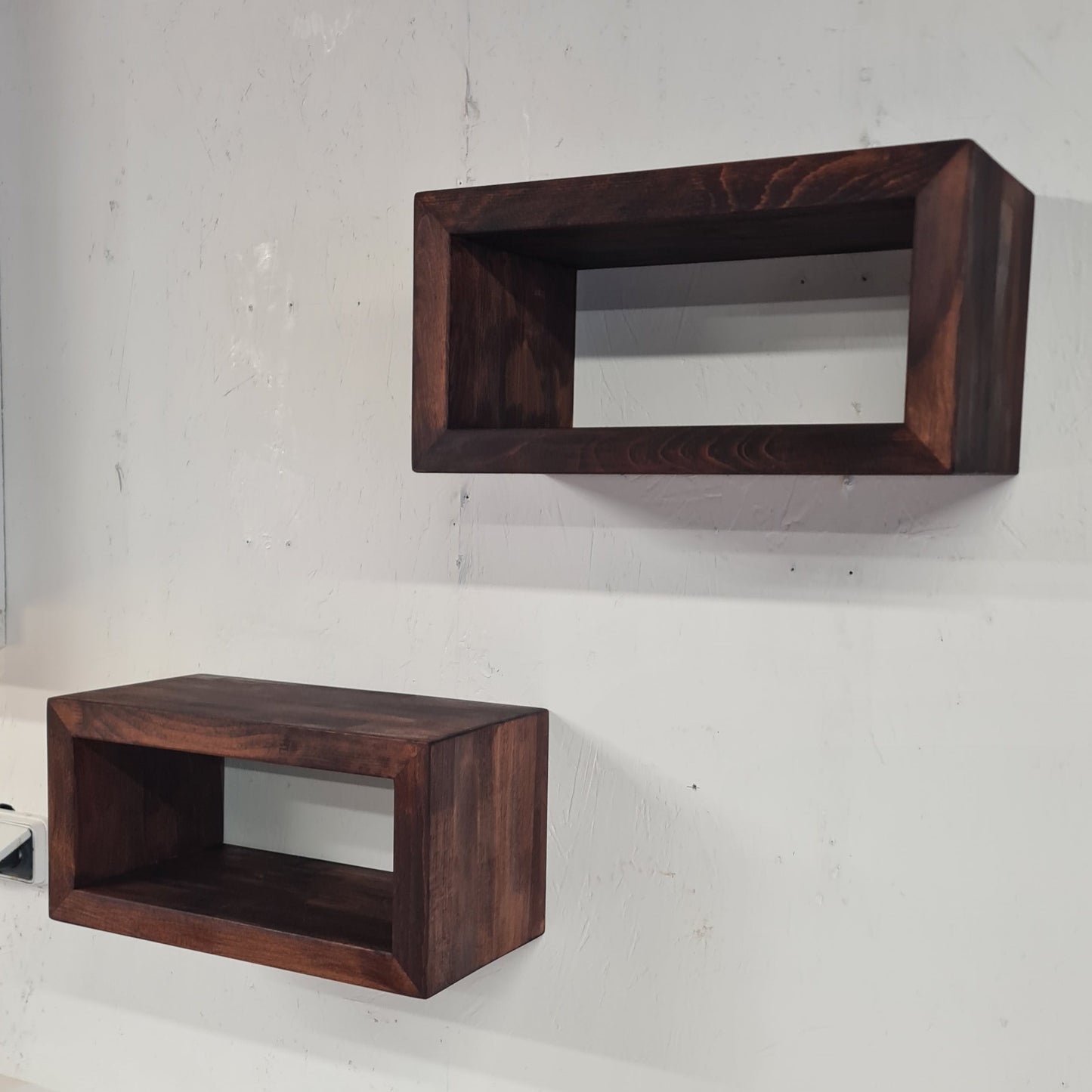 Console murale flottante en bois massif avec assemblages en onglet. Disponible en plusieurs tailles. Idéale comme meuble TV, bibliothèque, chevet ou console d’entrée. Fabrication artisanale, livraison gratuite en France.