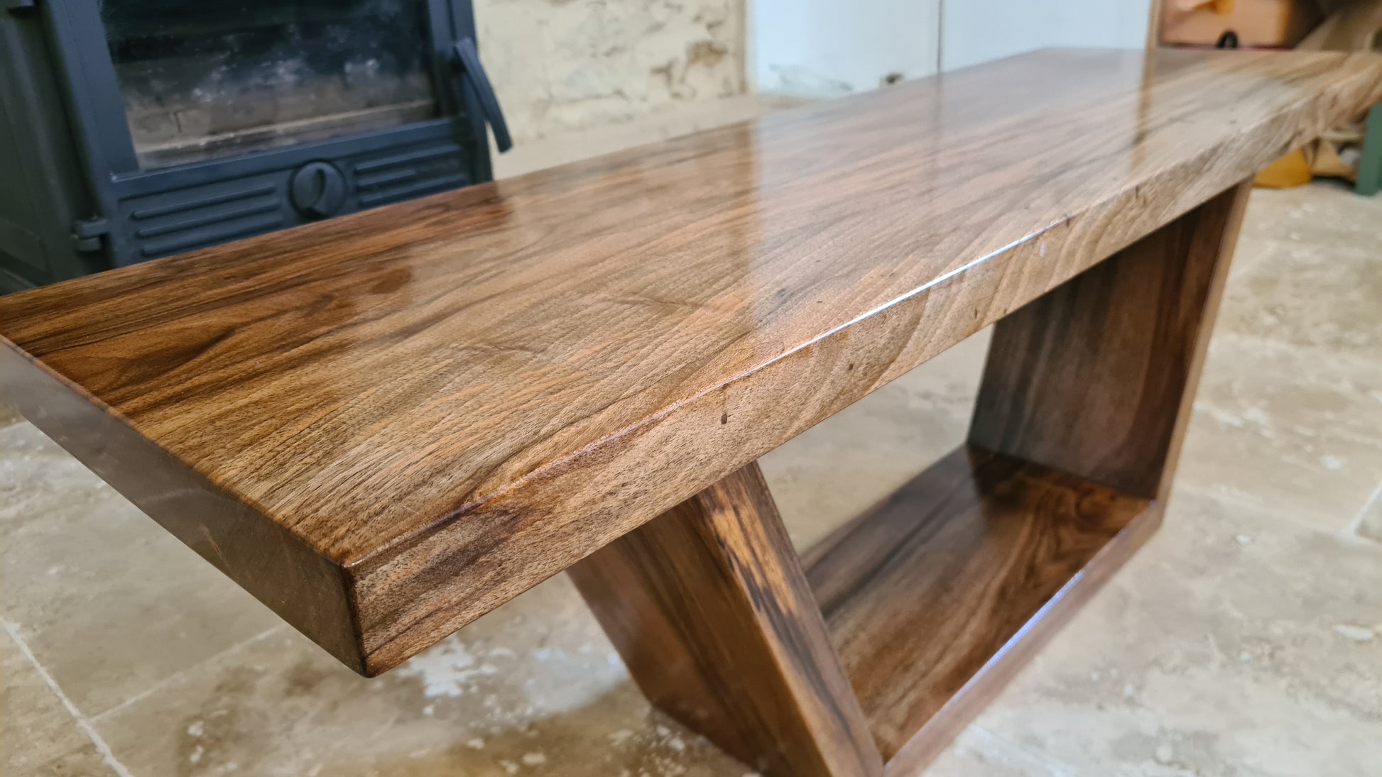 Table en noyer rustique avec bord vivant et structure robuste.