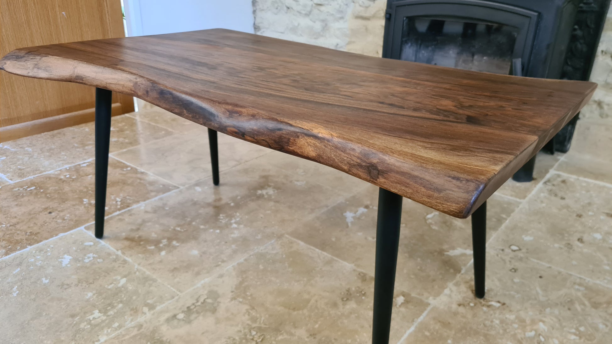 Table à manger en noyer à bord vivant – Design artisanal français, personnalisable - Bois et Bonheur