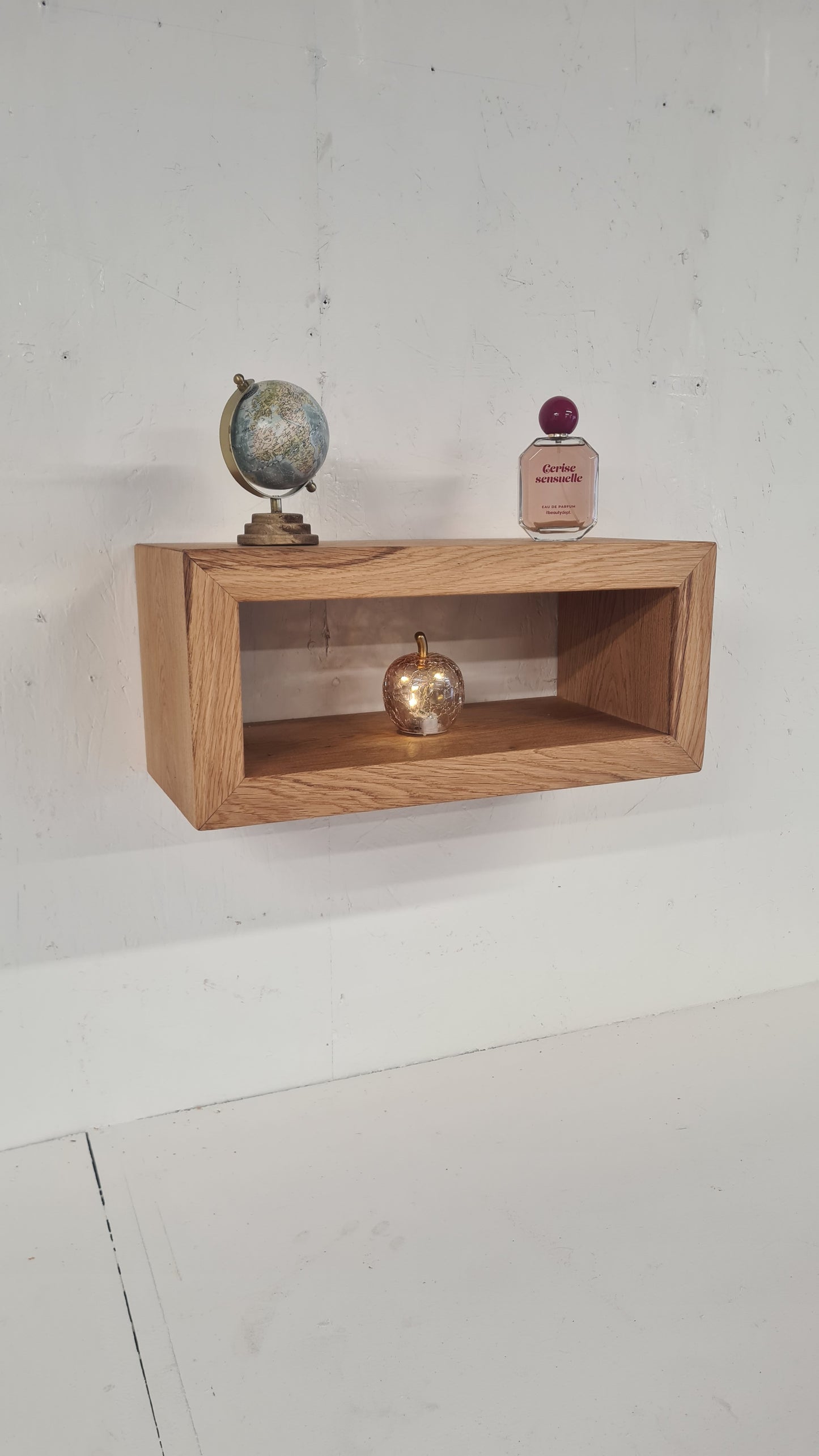 Console murale flottante en chêne français – Assemblage en onglet et fixations invisibles