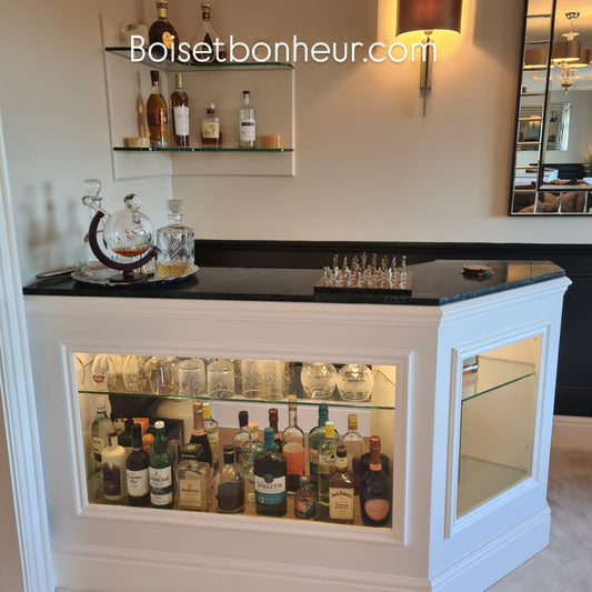 Mueble bar en bois massif avec plateau en pierre et vitrines en verre intégrées