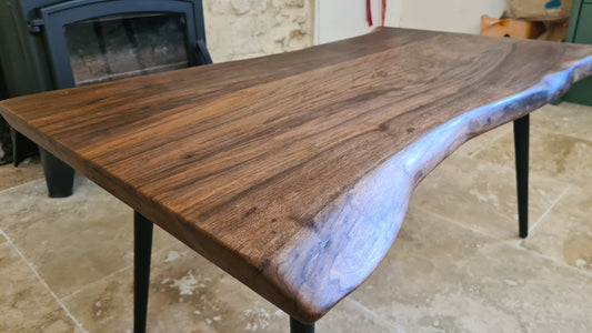 Table à manger artisanale en noyer à bord vivant avec pieds en métal noir
