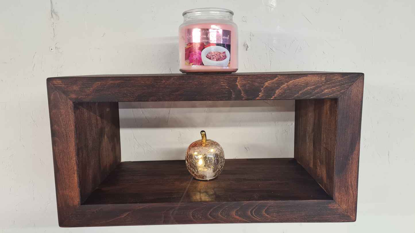 Console murale flottante en bois massif avec assemblages en onglet. Disponible en plusieurs tailles. Idéale comme meuble TV, bibliothèque, chevet ou console d’entrée. Fabrication artisanale, livraison gratuite en France.