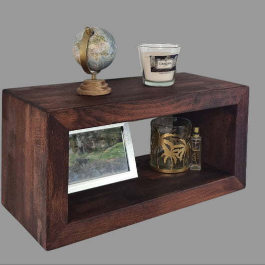 Console murale flottante en bois massif avec assemblages en onglet. Disponible en plusieurs tailles. Idéale comme meuble TV, bibliothèque, chevet ou console d’entrée. Fabrication artisanale, livraison gratuite en France.