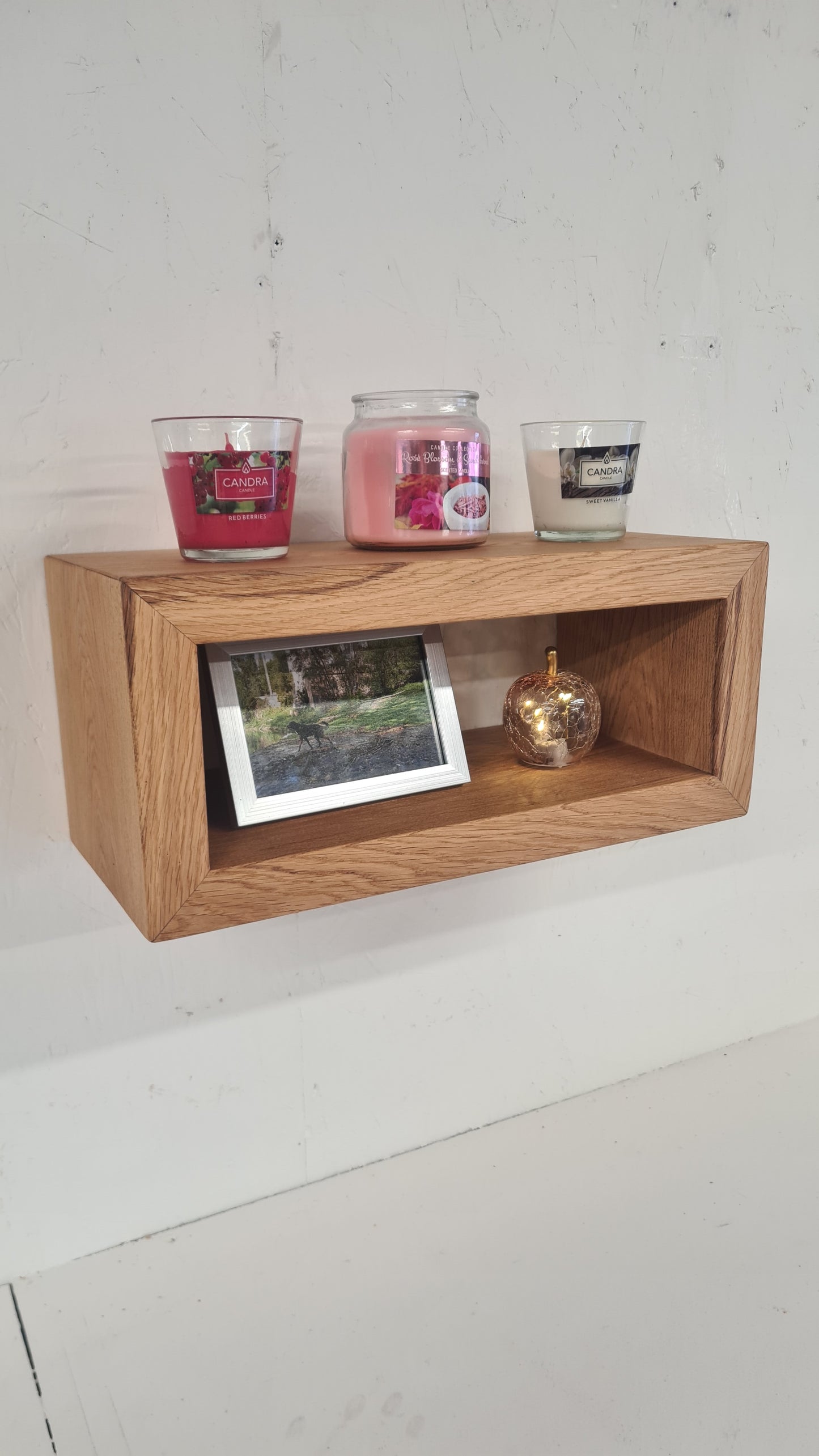 Console murale flottante en chêne français – Assemblage en onglet et fixations invisibles