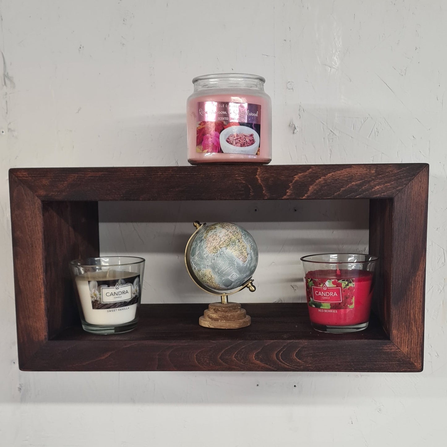 Console murale flottante en bois massif avec assemblages en onglet. Disponible en plusieurs tailles. Idéale comme meuble TV, bibliothèque, chevet ou console d’entrée. Fabrication artisanale, livraison gratuite en France.