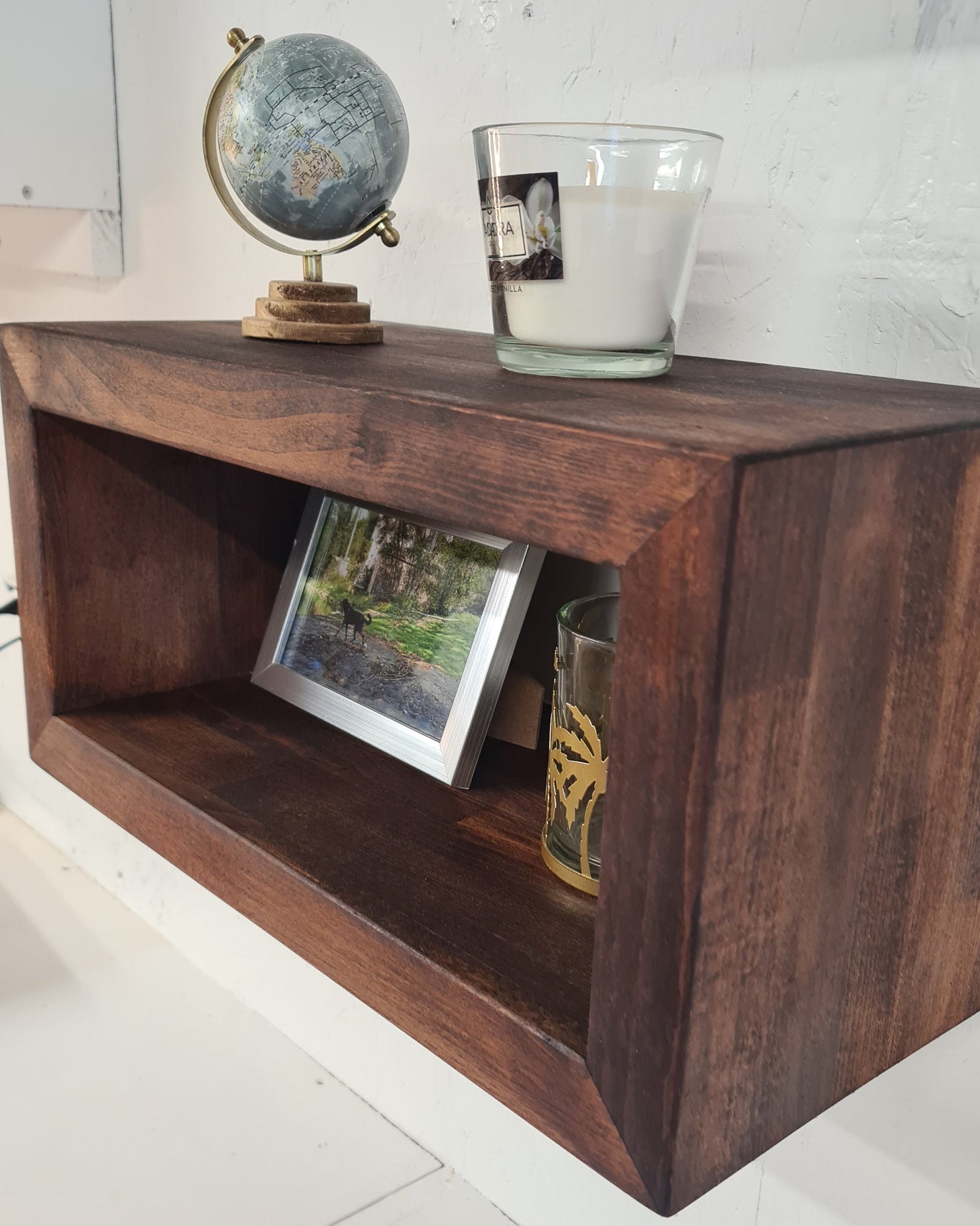 Console murale flottante en bois massif avec assemblages en onglet. Disponible en plusieurs tailles. Idéale comme meuble TV, bibliothèque, chevet ou console d’entrée. Fabrication artisanale, livraison gratuite en France.