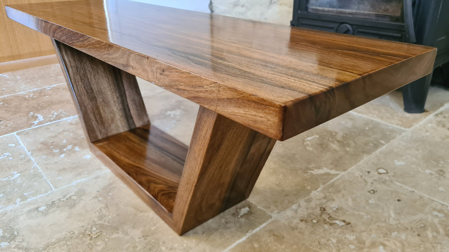 	Table à manger artisanale en noyer massif avec bord naturel et pieds inclinés