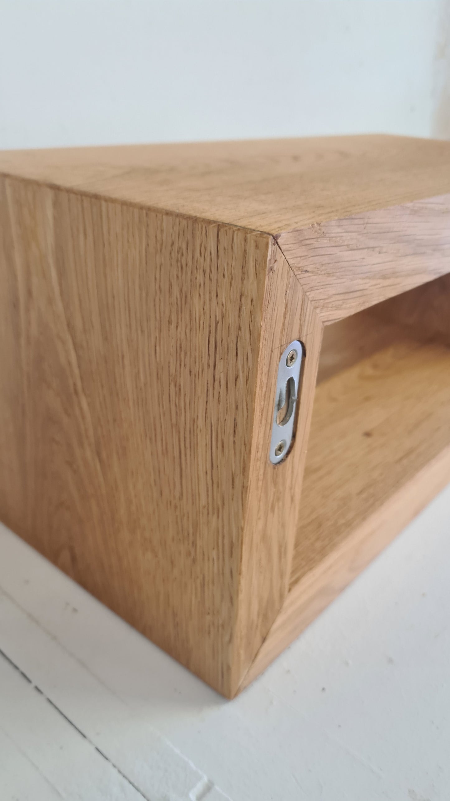 Console murale flottante en chêne français – Assemblage en onglet et fixations invisibles